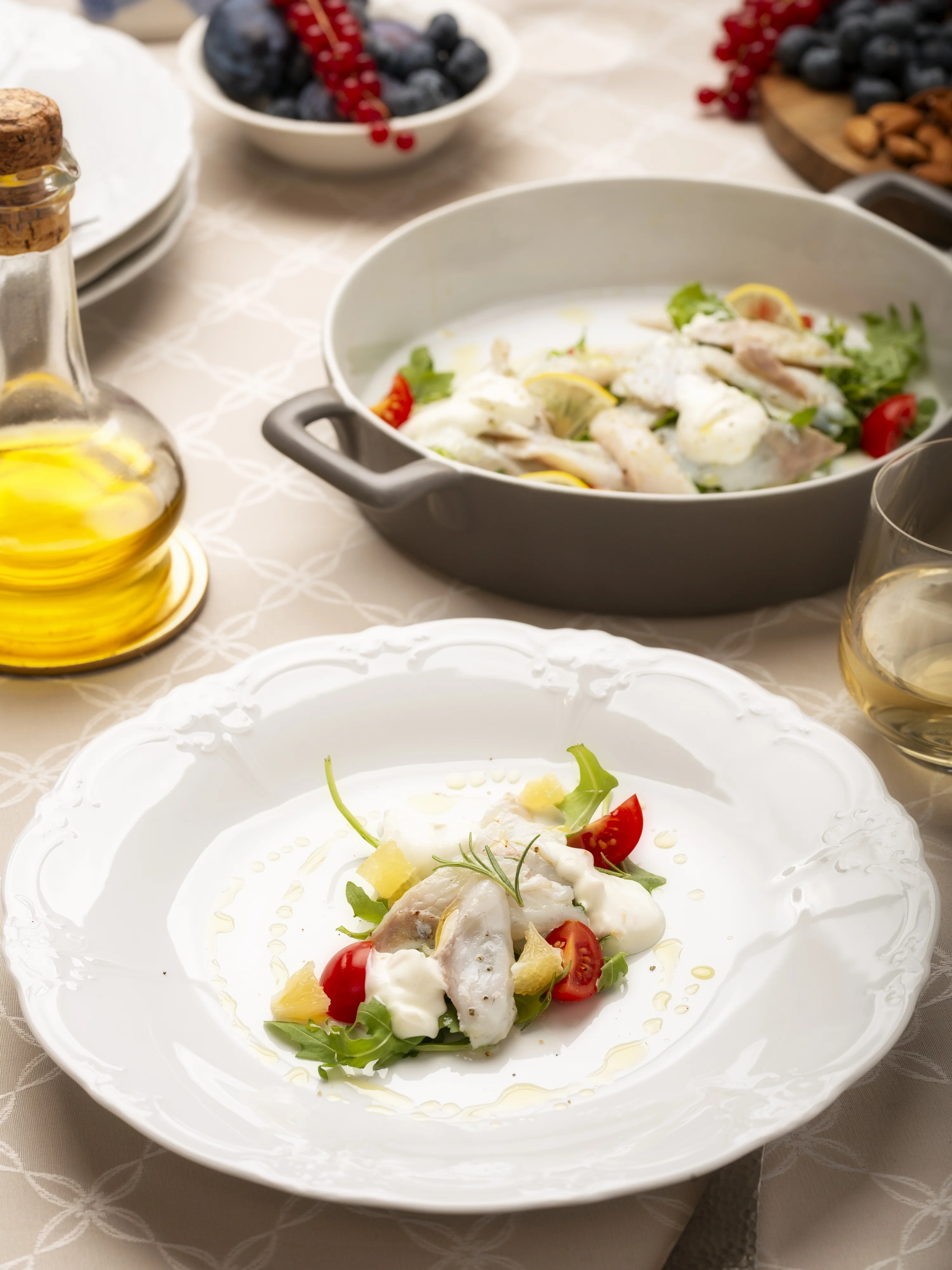 Wolfsbarsch-Carpaccio mit Zitronen-Knoblauch-Creme