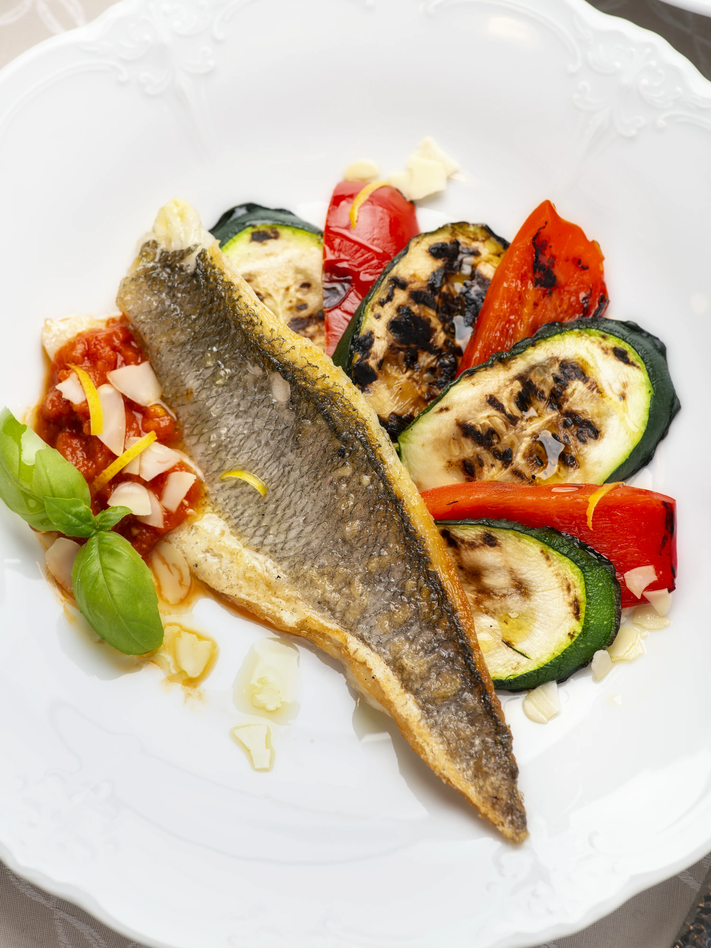 Gegrilltes Wolfsbarschfilet mit Romesco-Sauce