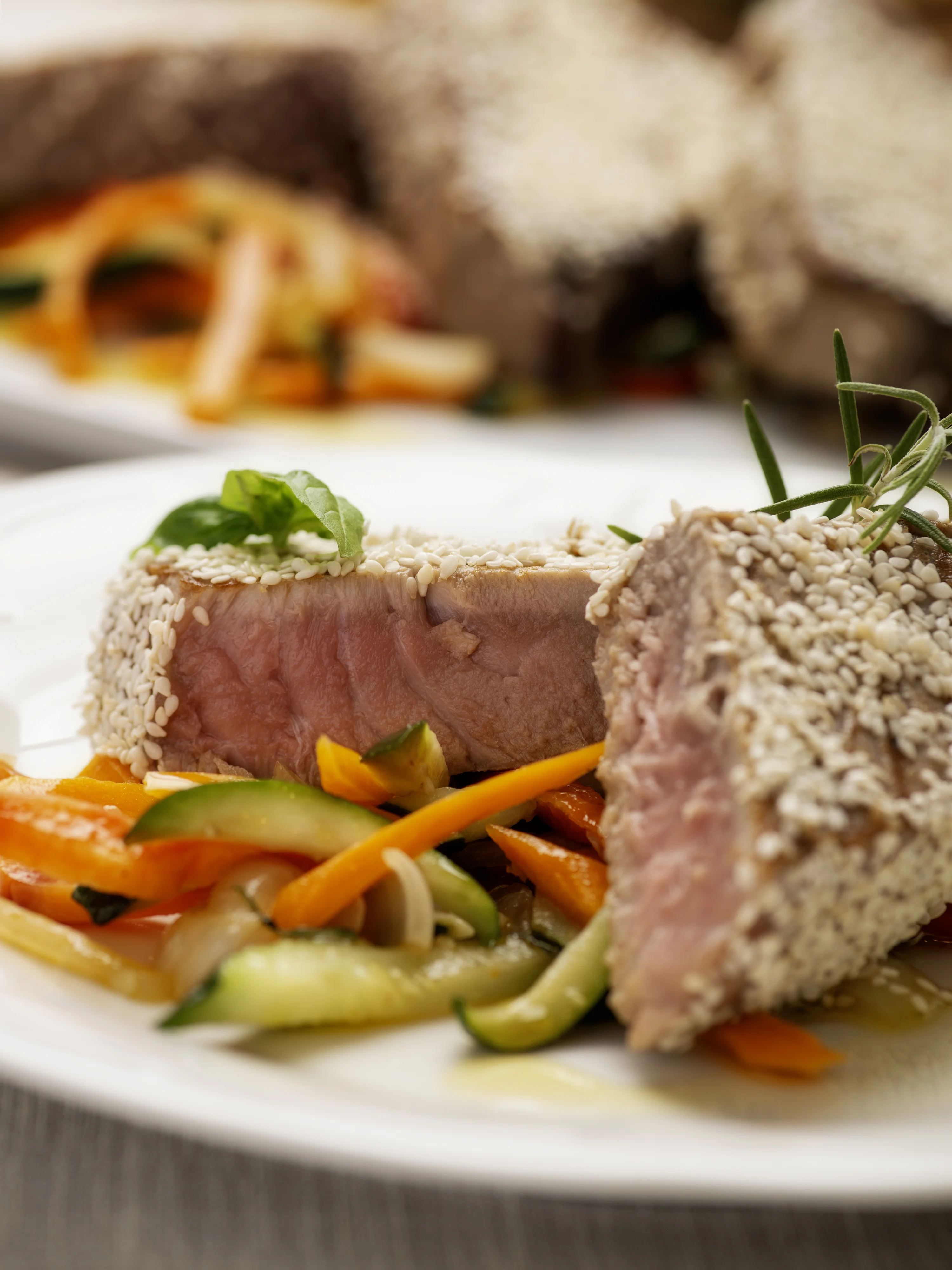 Thunfisch in Sesam und Wok-Gemüse