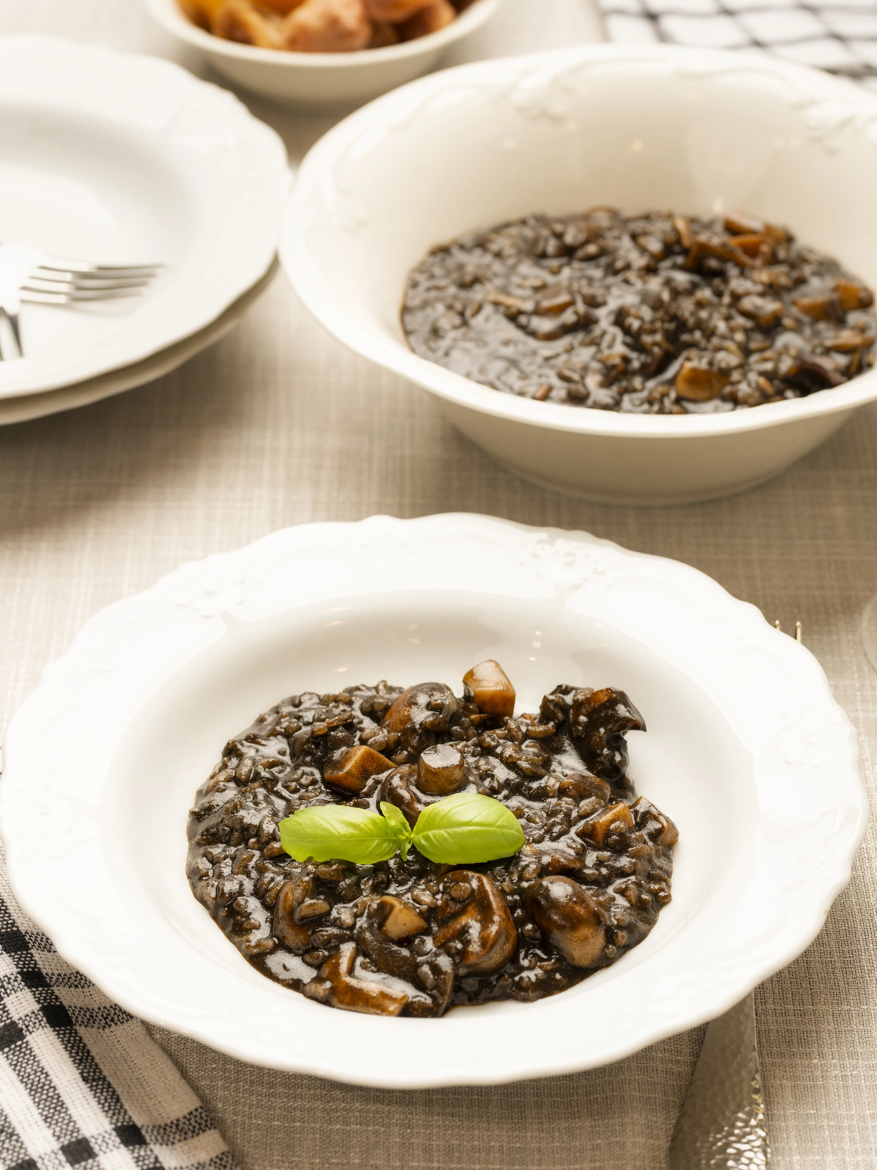 Schwarzes Sepia-Risotto mit Pilzen